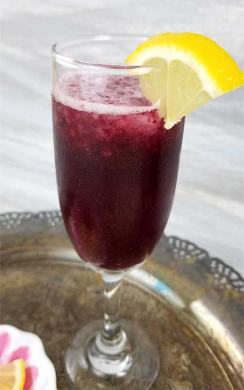 Sweet and tangy. A refreshing lemon twist for our Blueberry Lemonade Bellini makes this very berry bellini a perfect fruity favorite brunch sipper, because well we love sparkling brunch drinks don't we ladies? I know we do.