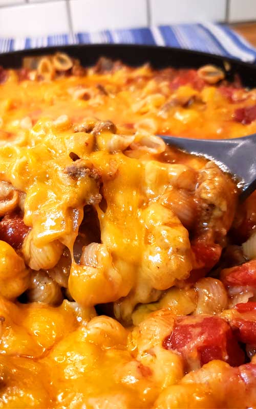Need a great everyday meal that tastes delicious? Well, I've got you covered with this Cheesy Hamburger Skillet! It's my homemade version of Hamburger Helper, only better because you control what goes in it. #dinnerideas #hamburger #pasta #easyrecipe